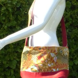 vue de profil du sac tropic rouge